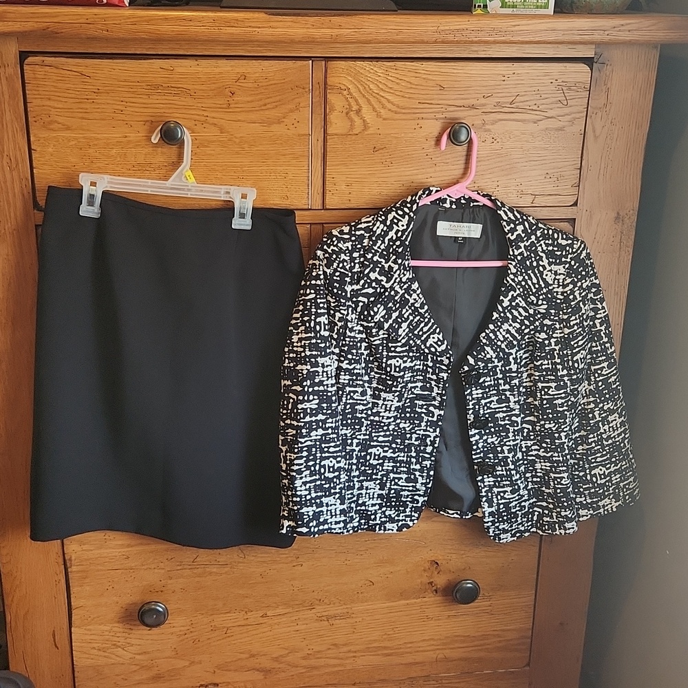 Size 4p black and white like new Tahari suit